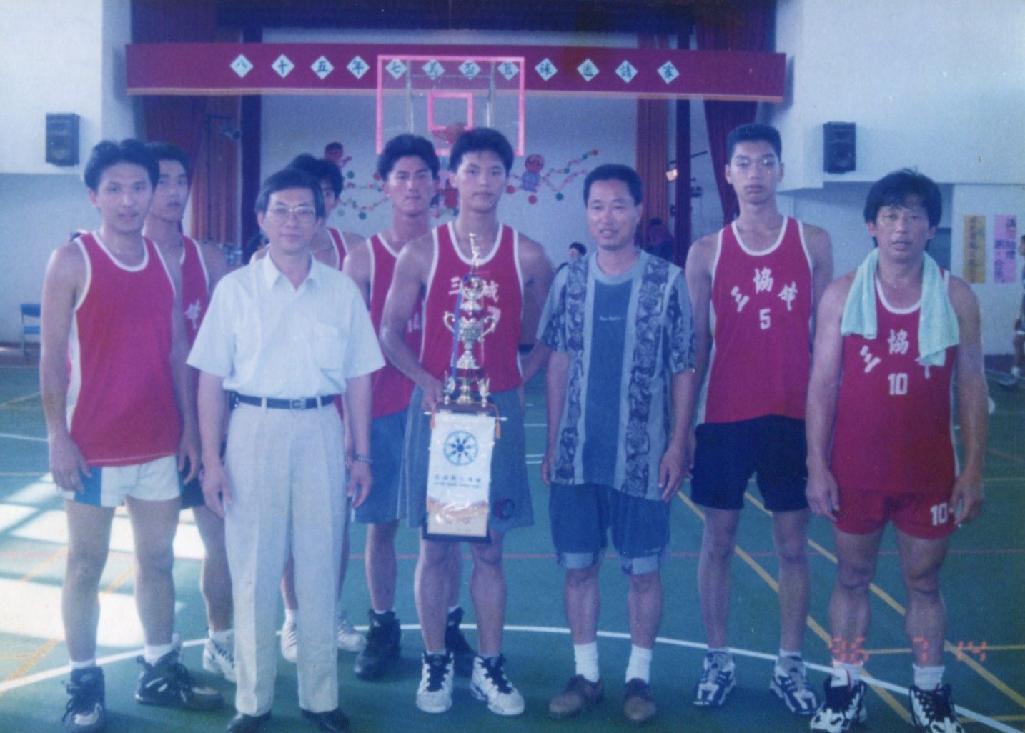 顏勢任帶領的顏家「三協成」籃球隊