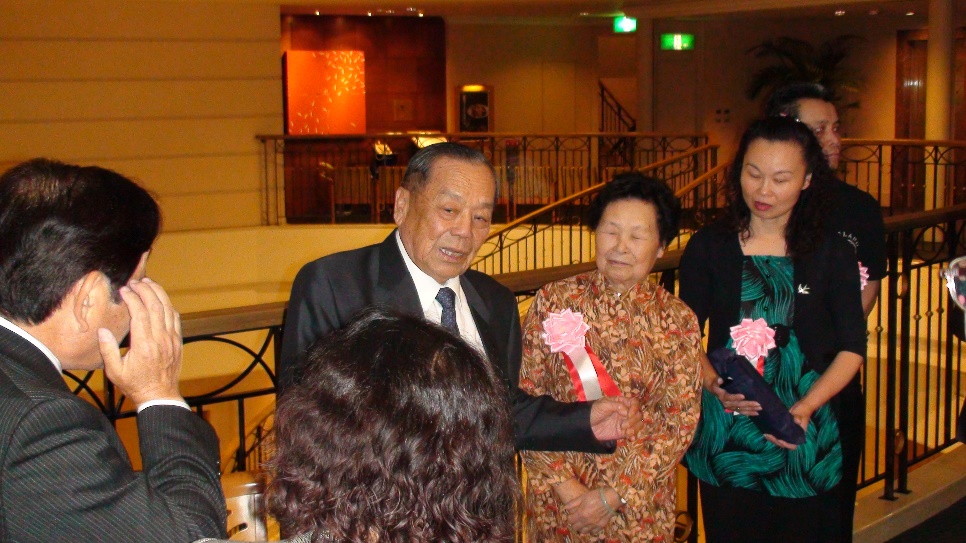 跟茶改場徐英祥研究員接受日本茶業先鋒獎特別獎 (2010.10.27)有關的相片,共2張