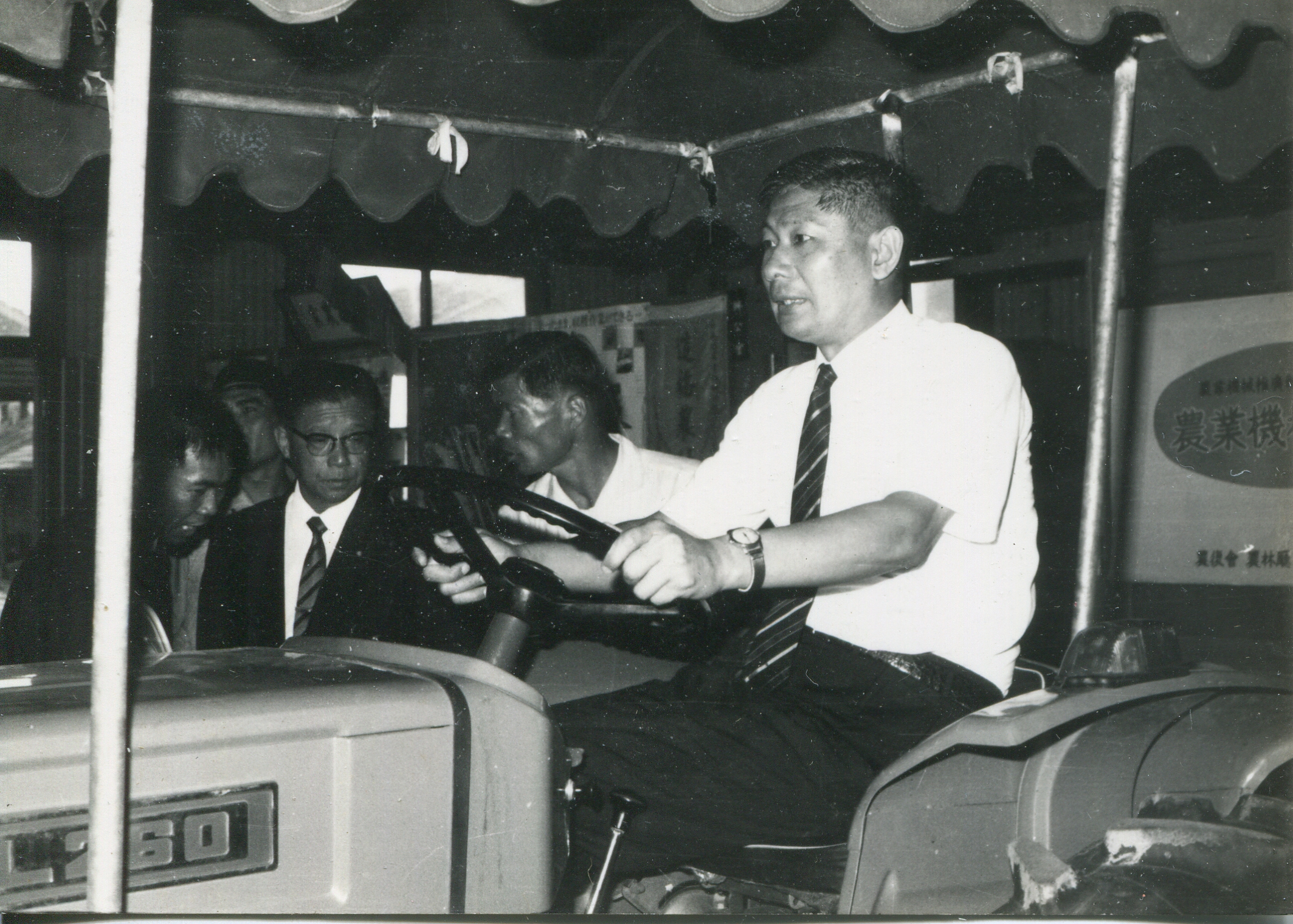 縣長廖禛祥試農耕機