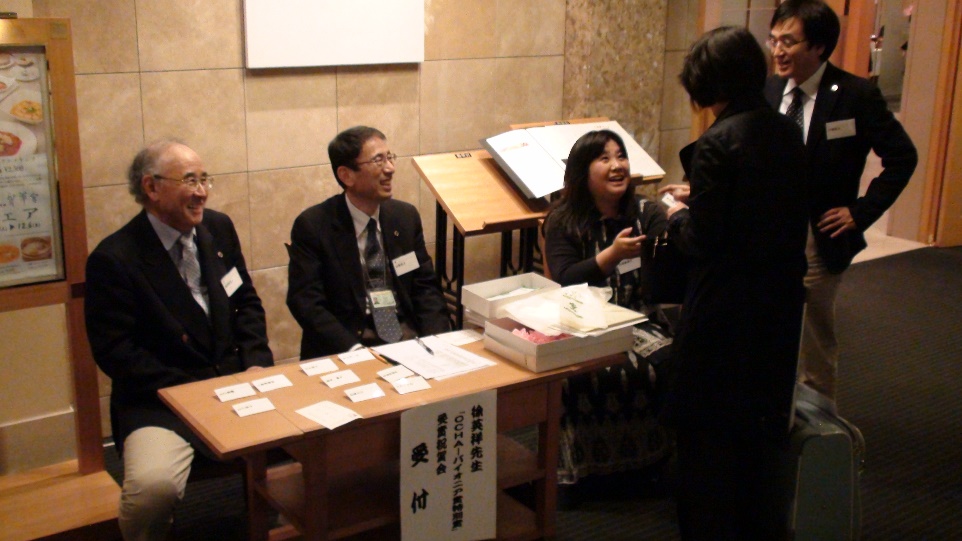 跟茶改場徐英祥研究員接受日本茶業先鋒獎特別獎 (2010.10.27)有關的相片,第1張