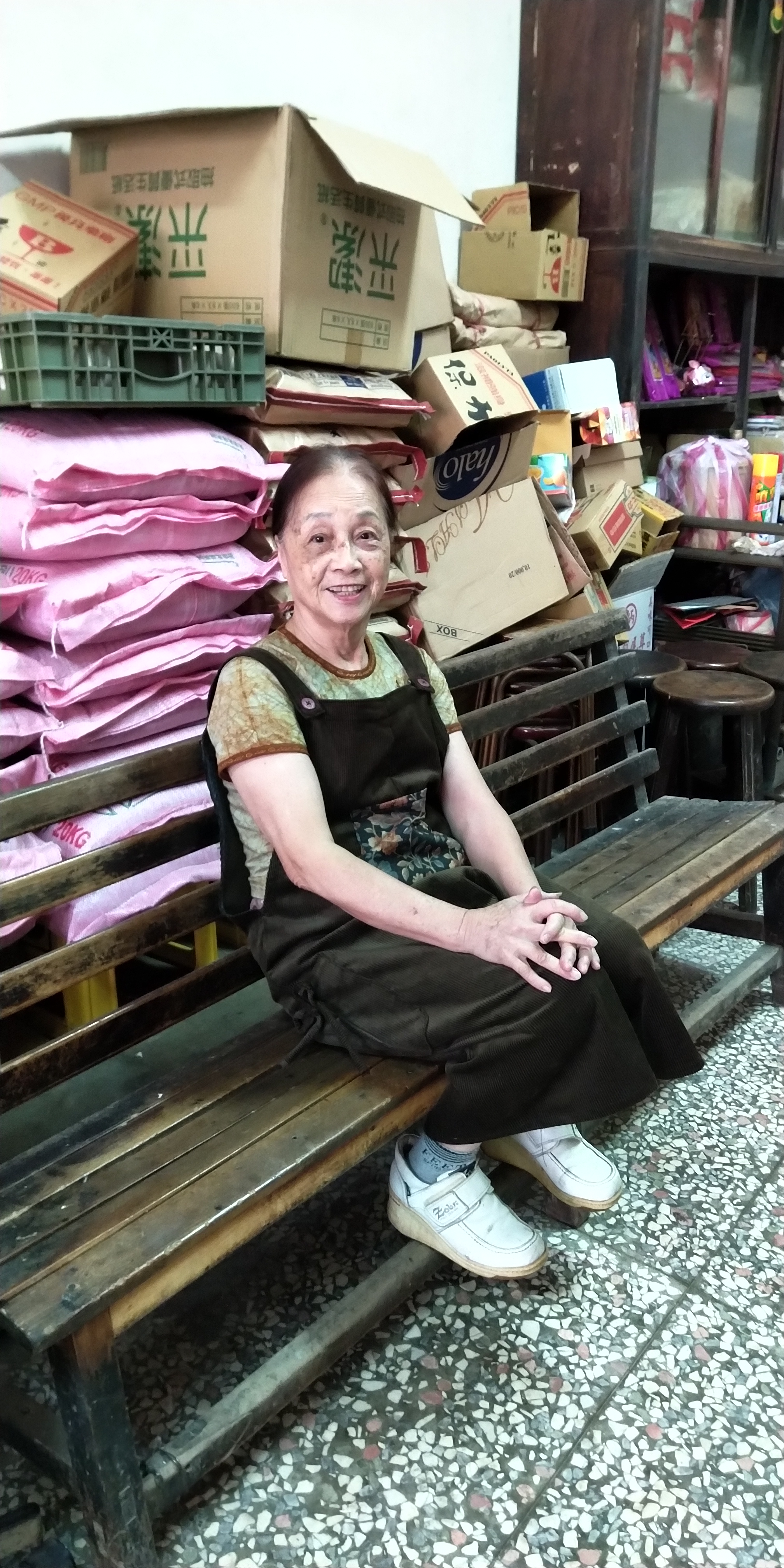 跟萬興商店老闆娘有關的相片,共2張