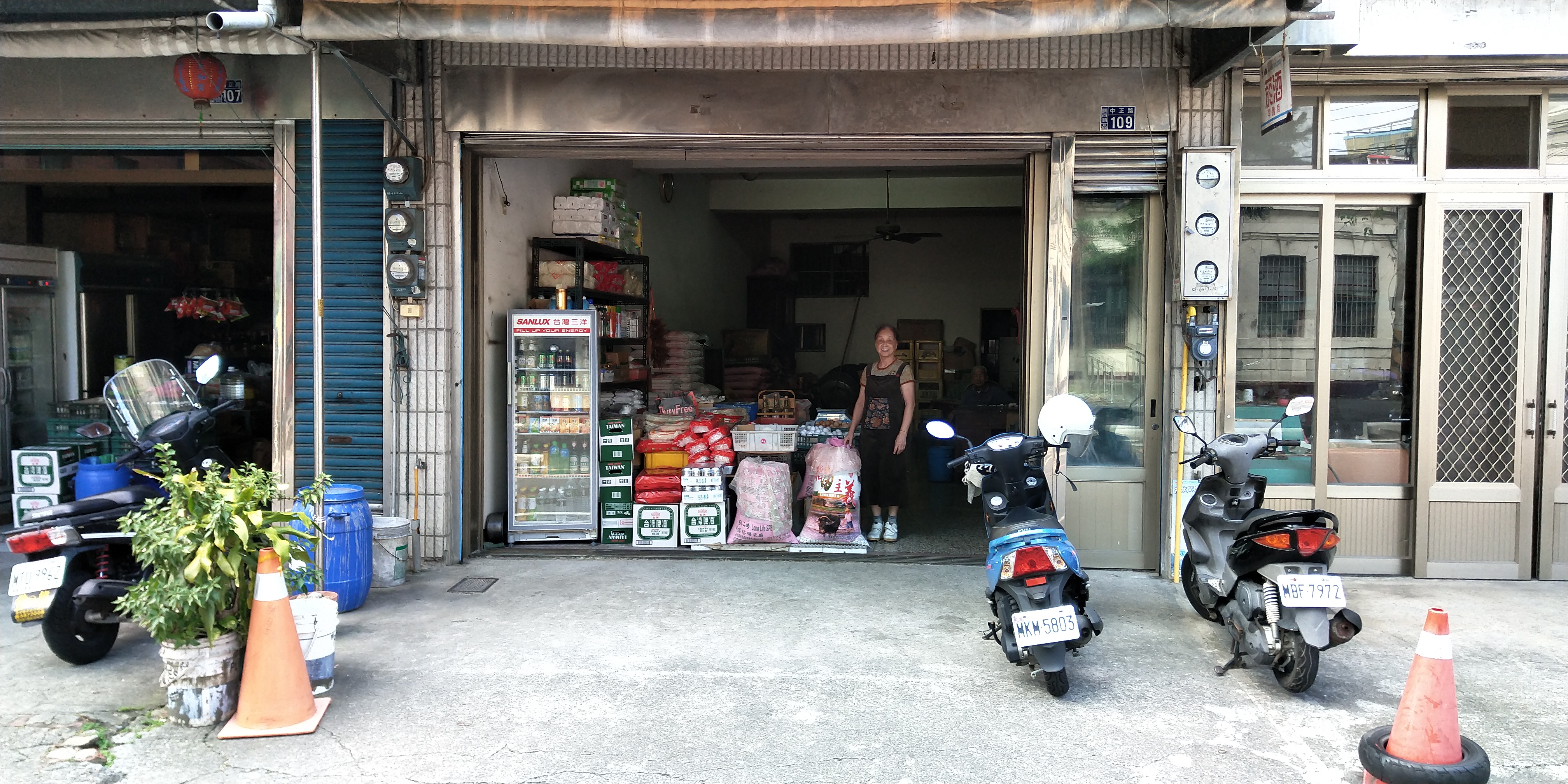 跟萬興商店有關的相片,共4張