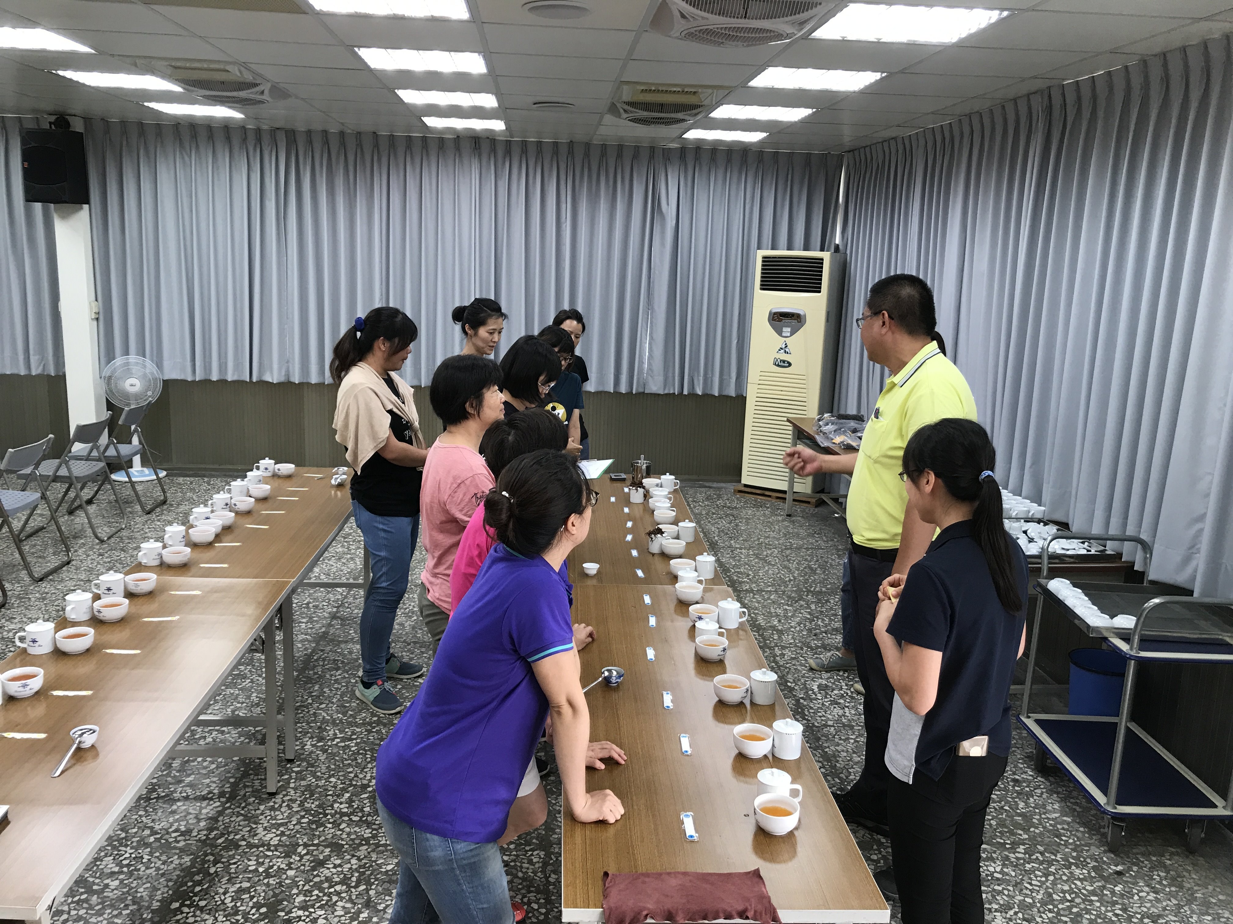 茶業改良場凍頂工作站站內同仁手揉紅茶教育訓練活動