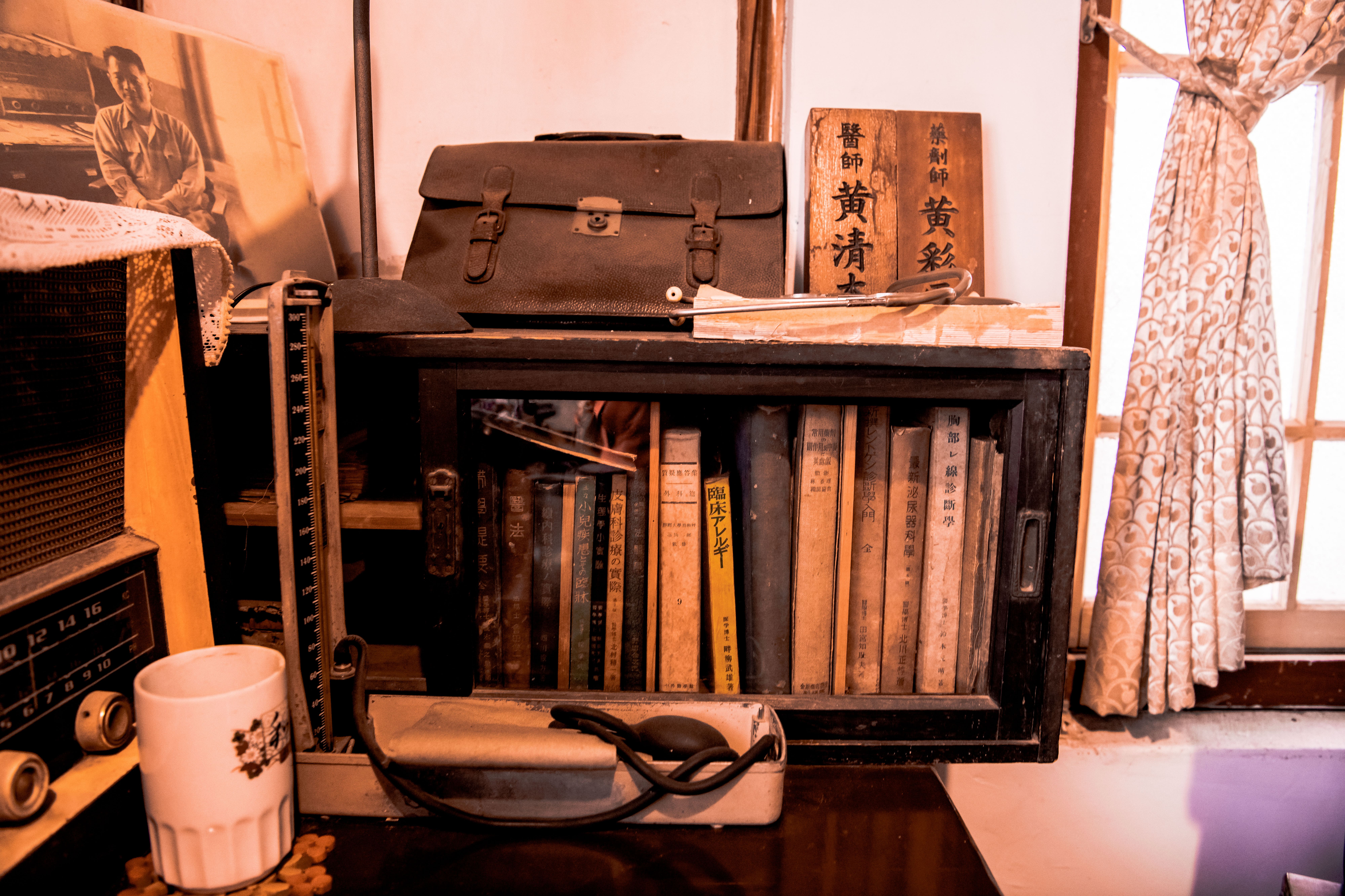 入選-見證朴子市醫療歷史的清木屋せいもくや診間桌上一隅