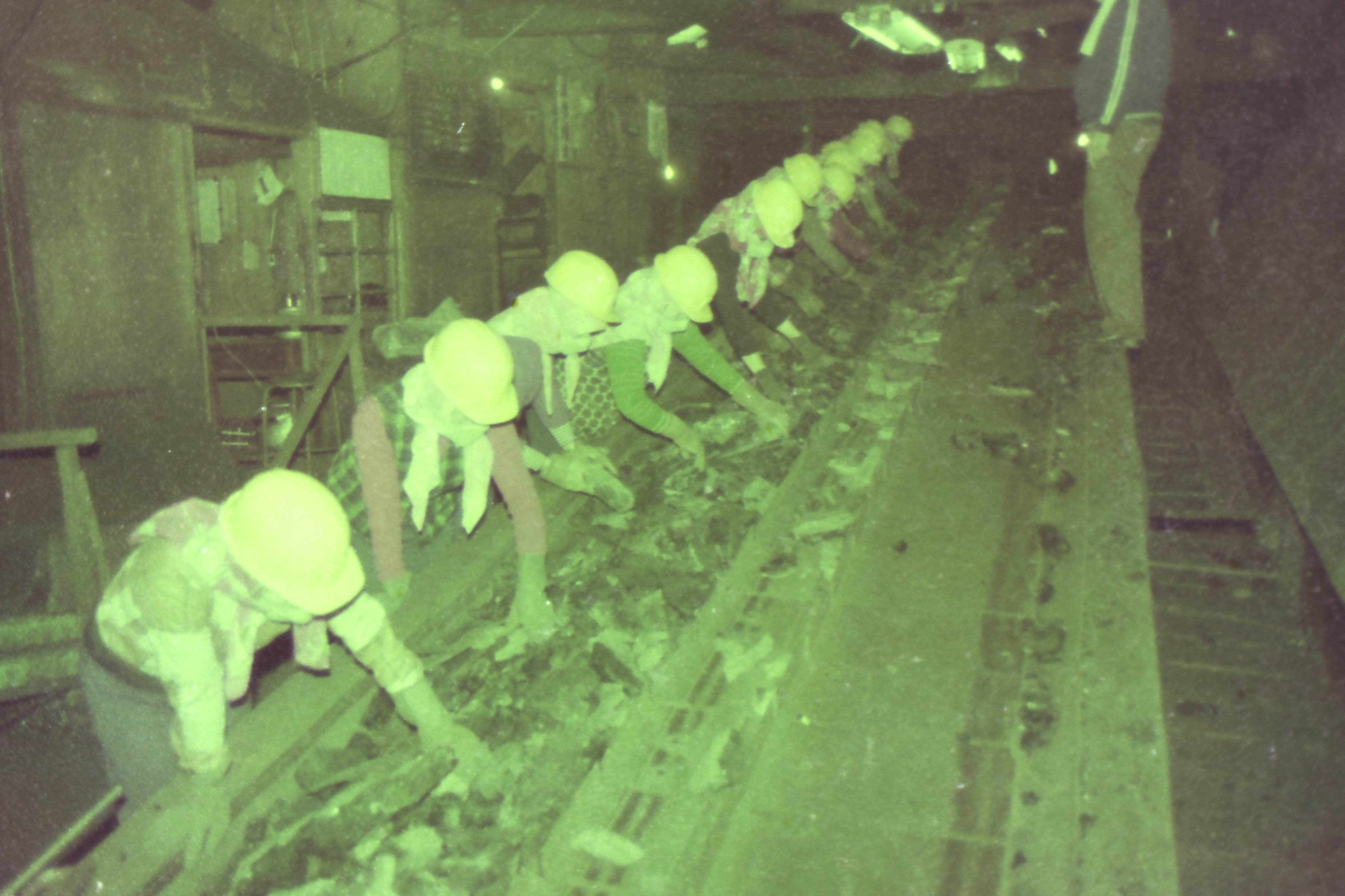 瑞三鑛業公司選洗煤場女工挑石照