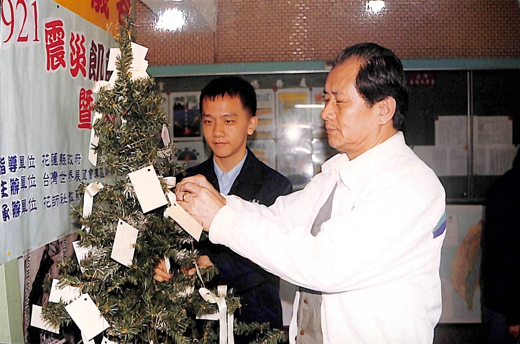 花中校長李詩雲帶領同學對於921集集大地震災民表示祝福