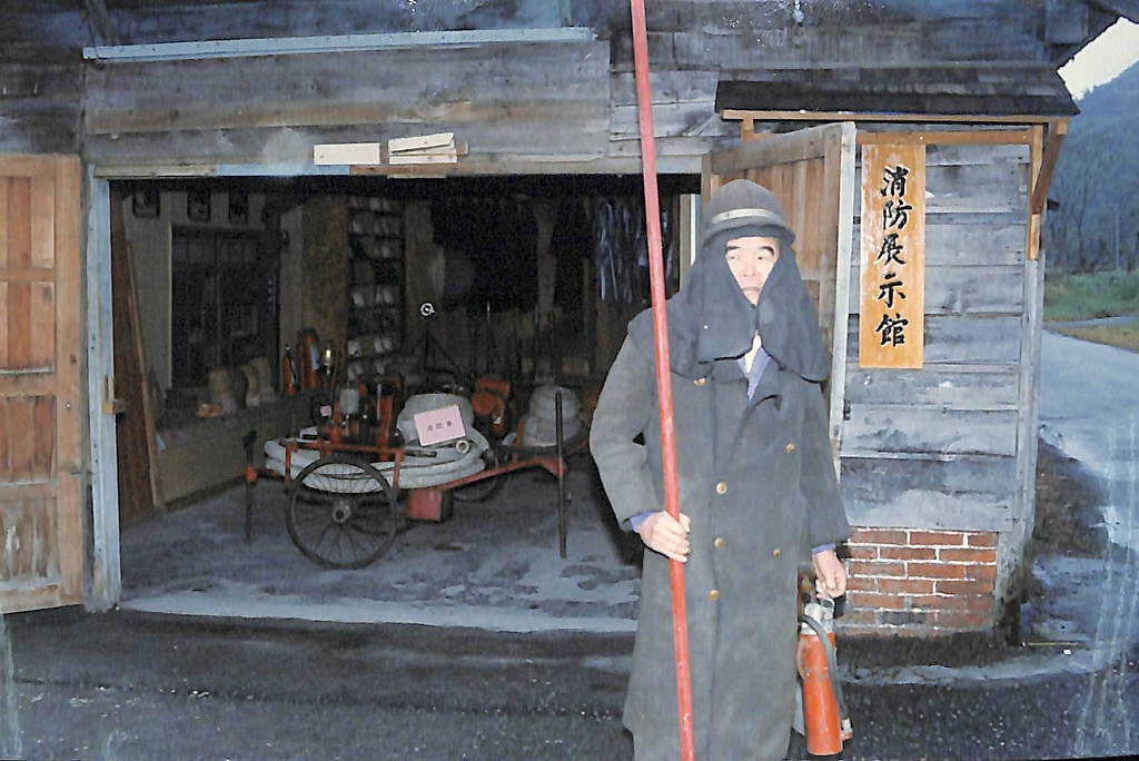 胡煥珍先生在當年消防班所在地解說林田山的歷史與消防班成立始末