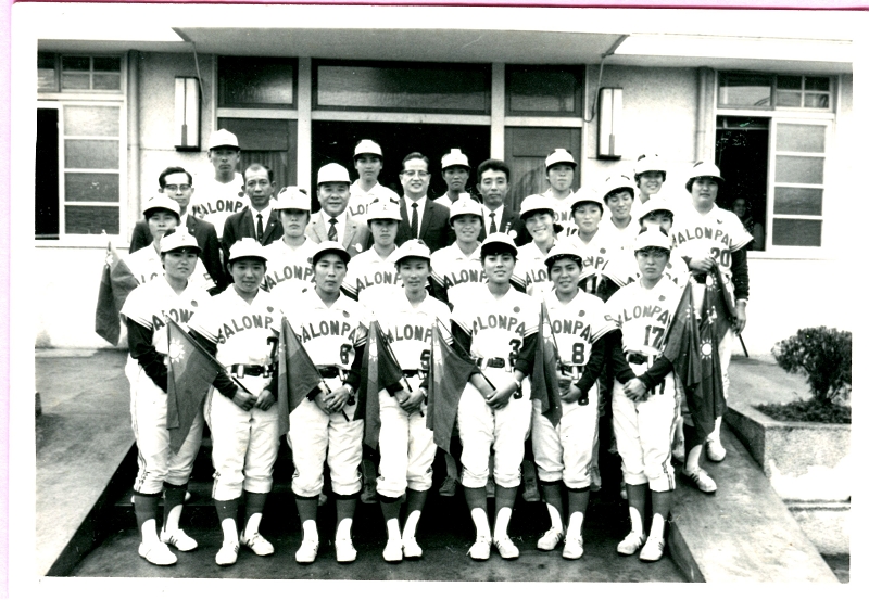 日本久光實業「撒隆巴斯」女子棒球隊於更生報社外合影留念