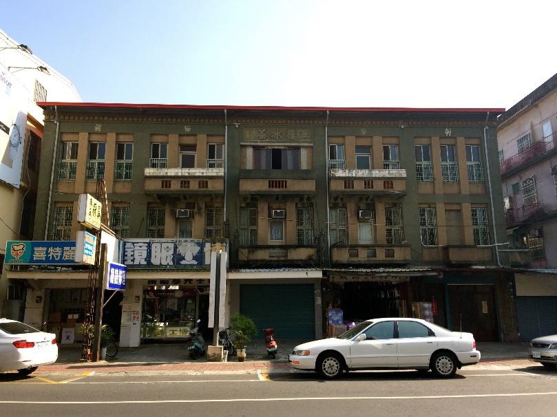 今左營大街三樓之五連棟三層建築正面