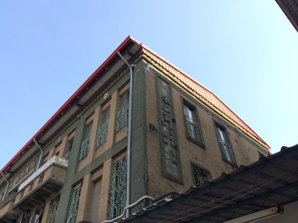 建築物側面「三樓冰茶室：樓高座雅，接應周到，諸君光顧，無任歡迎」之廣告字樣