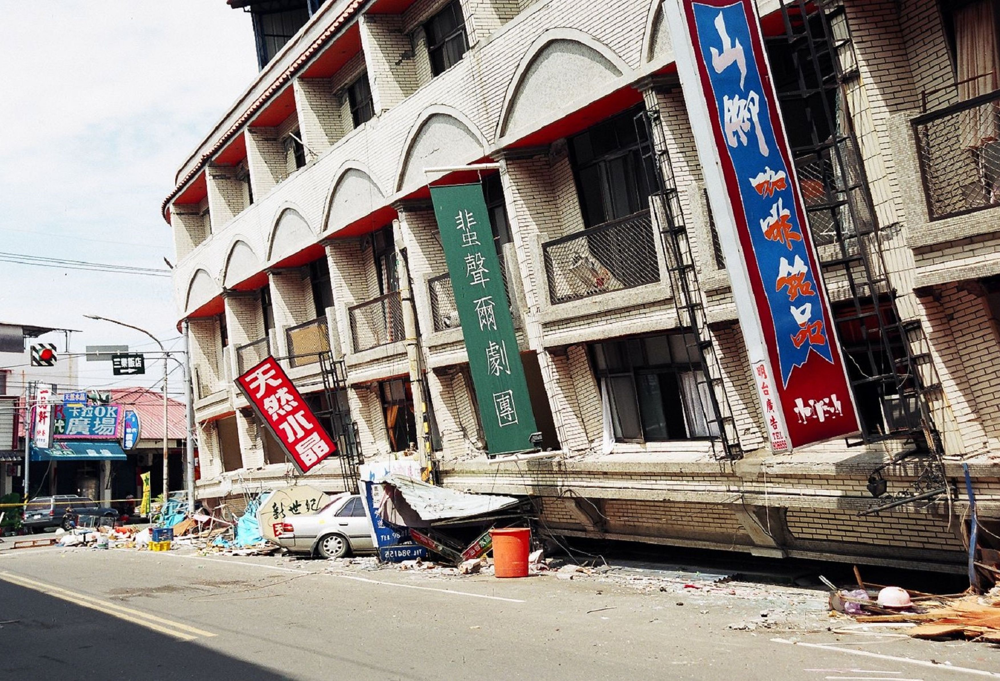中華商場連棟住宅倒塌