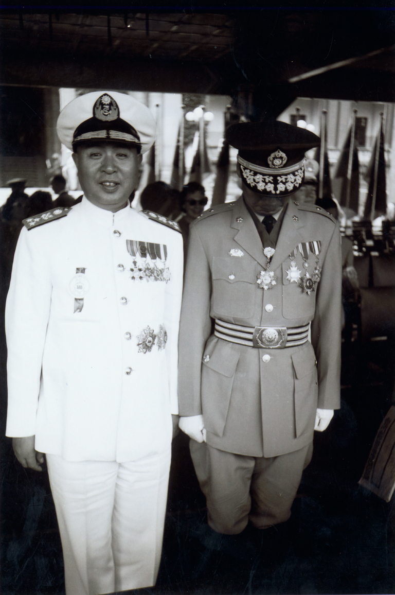 1960年雙十國慶閱兵大典（28）：海軍上將馬紀壯與閱兵總指揮官陸軍中將朱元琮(未看鏡頭)