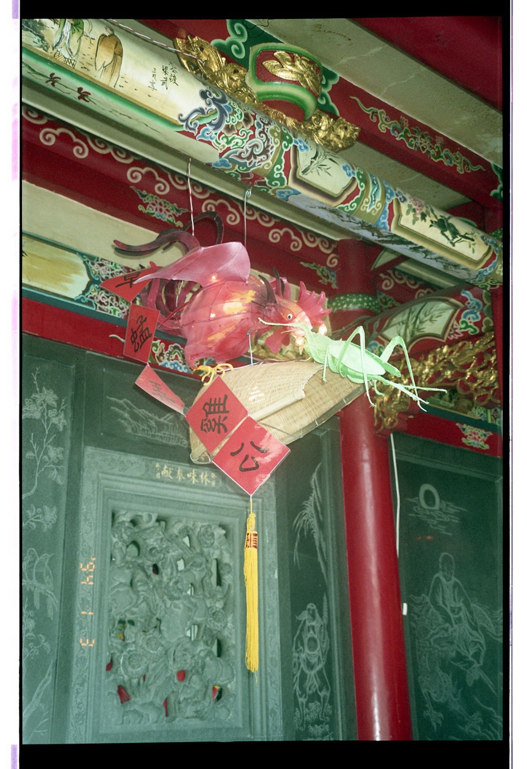 2004年艋舺龍山寺元宵花燈展覽（1）-迴廊花燈「草蜢弄雞公」