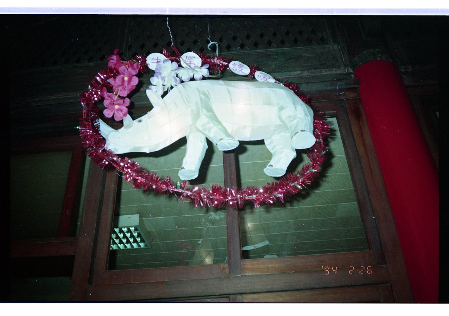 2004年艋舺龍山寺元宵花燈展覽 （2）-迴廊花燈「愛護犀牛」