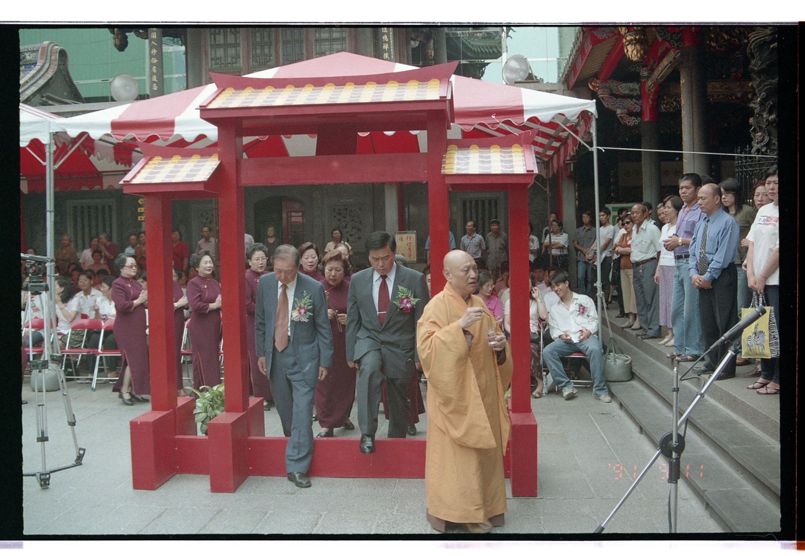 2002年成年禮：艋舺龍山寺住持釋慧印領眾穿越臨時性禮門