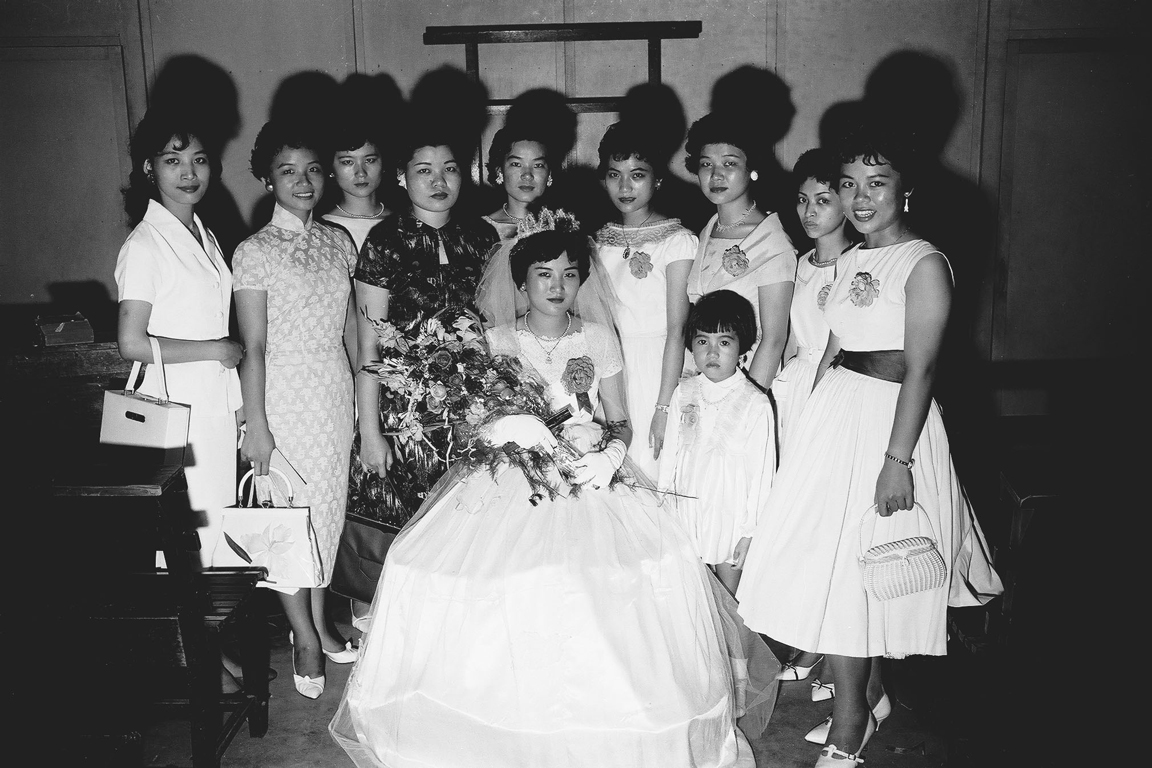 1960年代臺灣新人婚禮（39）：新娘與女性親友合影