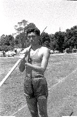「亞洲鐵人」楊傳廣在1954年拿下亞運10項運動金牌後，已是東方實力最強的田徑戰將，然而，他在1956年首次進軍奧運，仍是挫敗連連