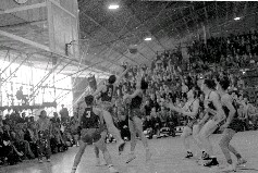 在1954年馬尼拉亞運摘下銀牌的中華籃球隊，在2年後，繼續挺進16屆墨爾本奧運