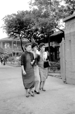 During the trial of the 1960 Lei Chen case, family members awaited the results in front of the Military Law Review Bureau, Ministry of National Defense. The Military Law Review Bureau was located in the same city block