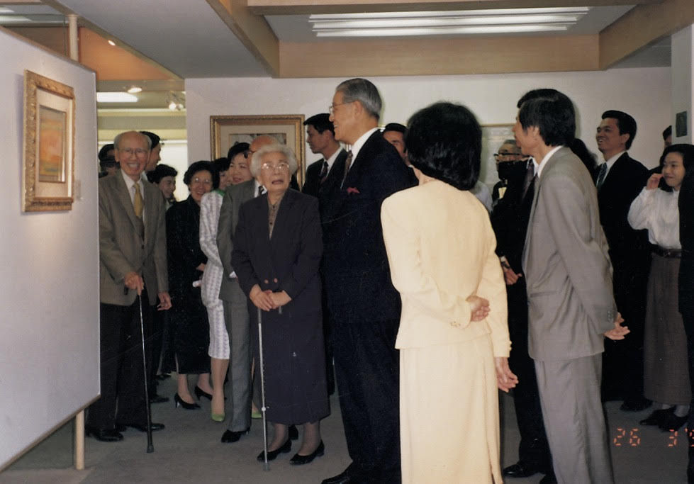李登輝蒞臨東之畫廊參觀「台展三少年」展（1993年），顯見當時台灣藝術市場發展蓬勃、氣氛熱絡。（東之畫廊提供）